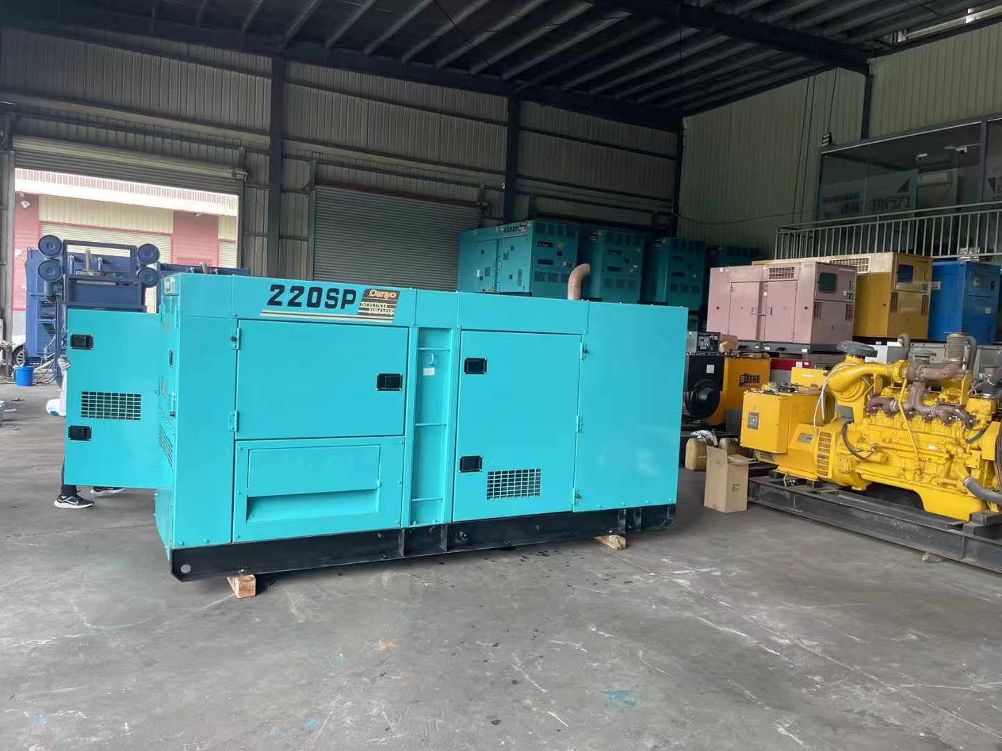 山阴柴油发电机组长期不间断运行时，如何监控其温度和压力？