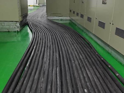 山阴如何根据理论计算公式计算温度对特定电压测量结果的影响？