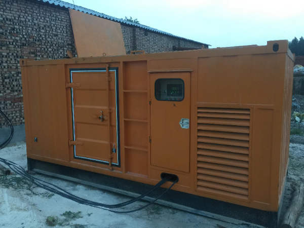 山阴发电机组长期使用中，电缆线的敷设路径有哪些要求？